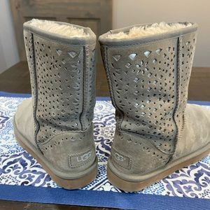 Ugg Beige cutout sheepskin boots 🐑